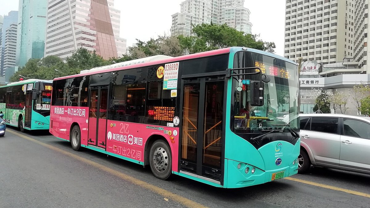 深圳街头的公交车
